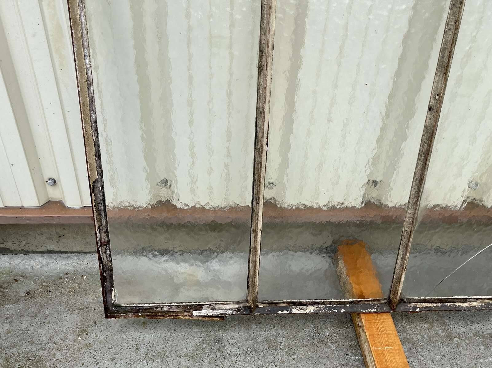 Workshop canopy from the early 20th century in cast iron (1 pane with a crack)