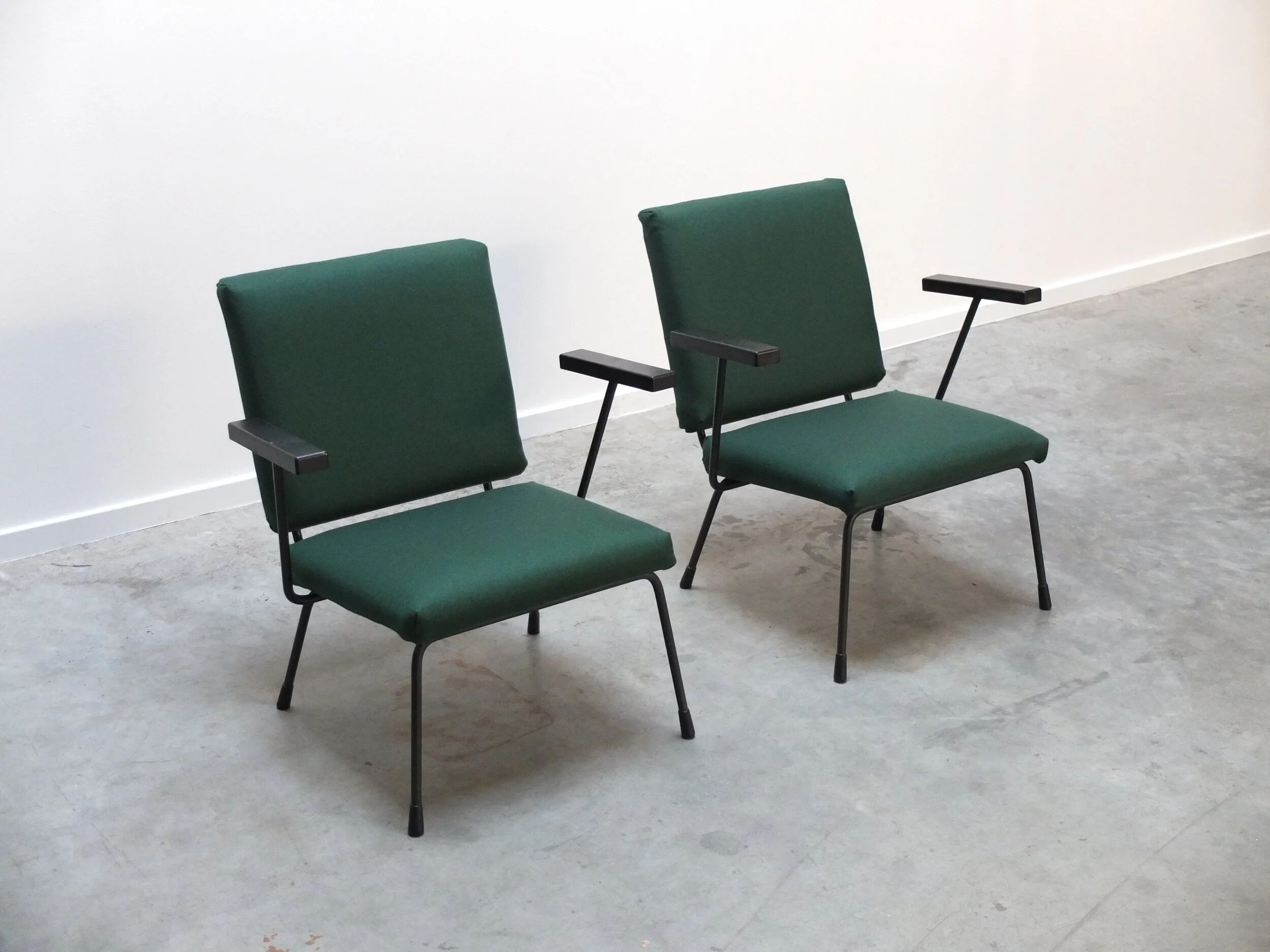 Modernist pair of '1401' easy chairs by Wim Rietveld for Gispen, 1954
