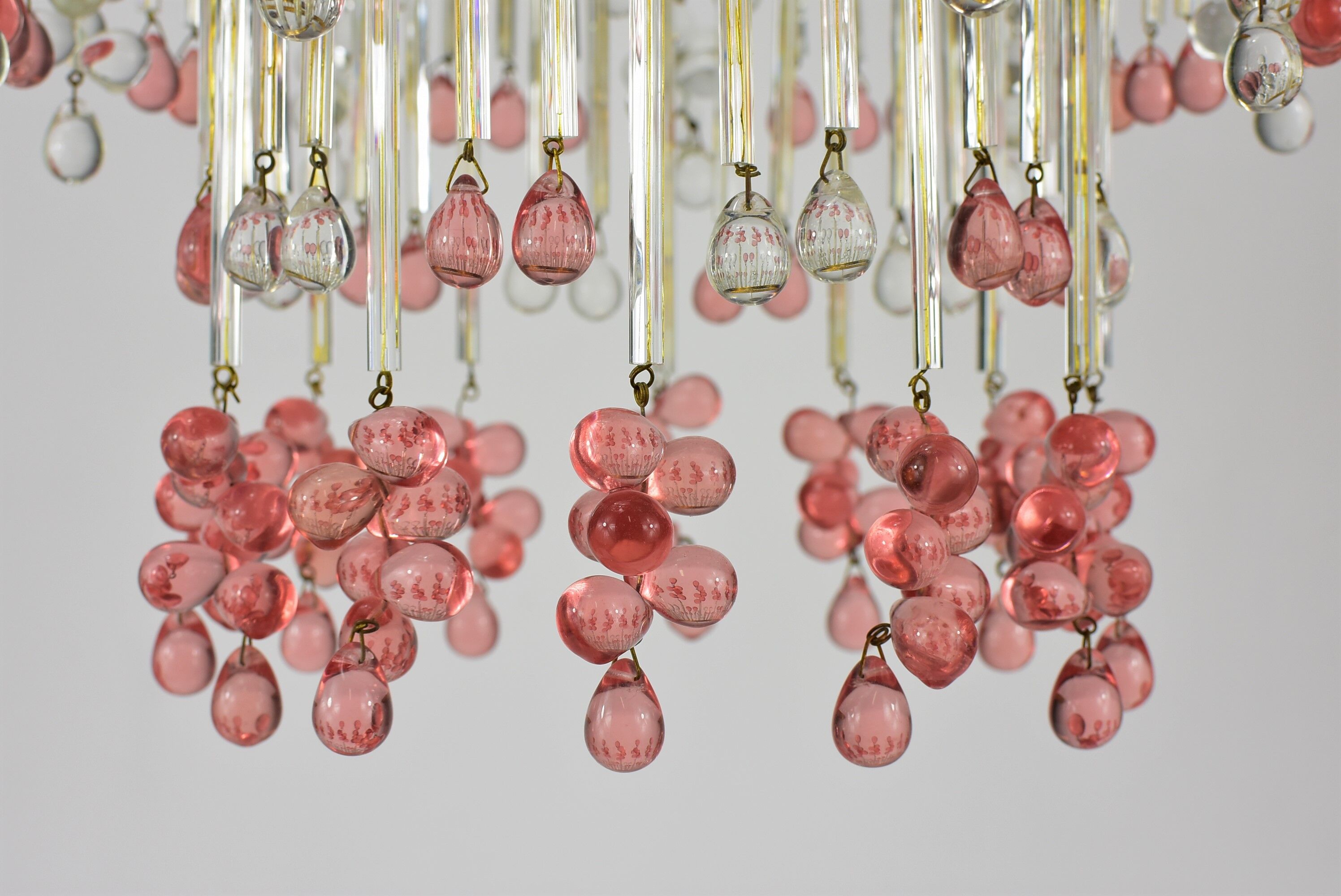 Chandelier pampilles, white and pink drops in clusters.