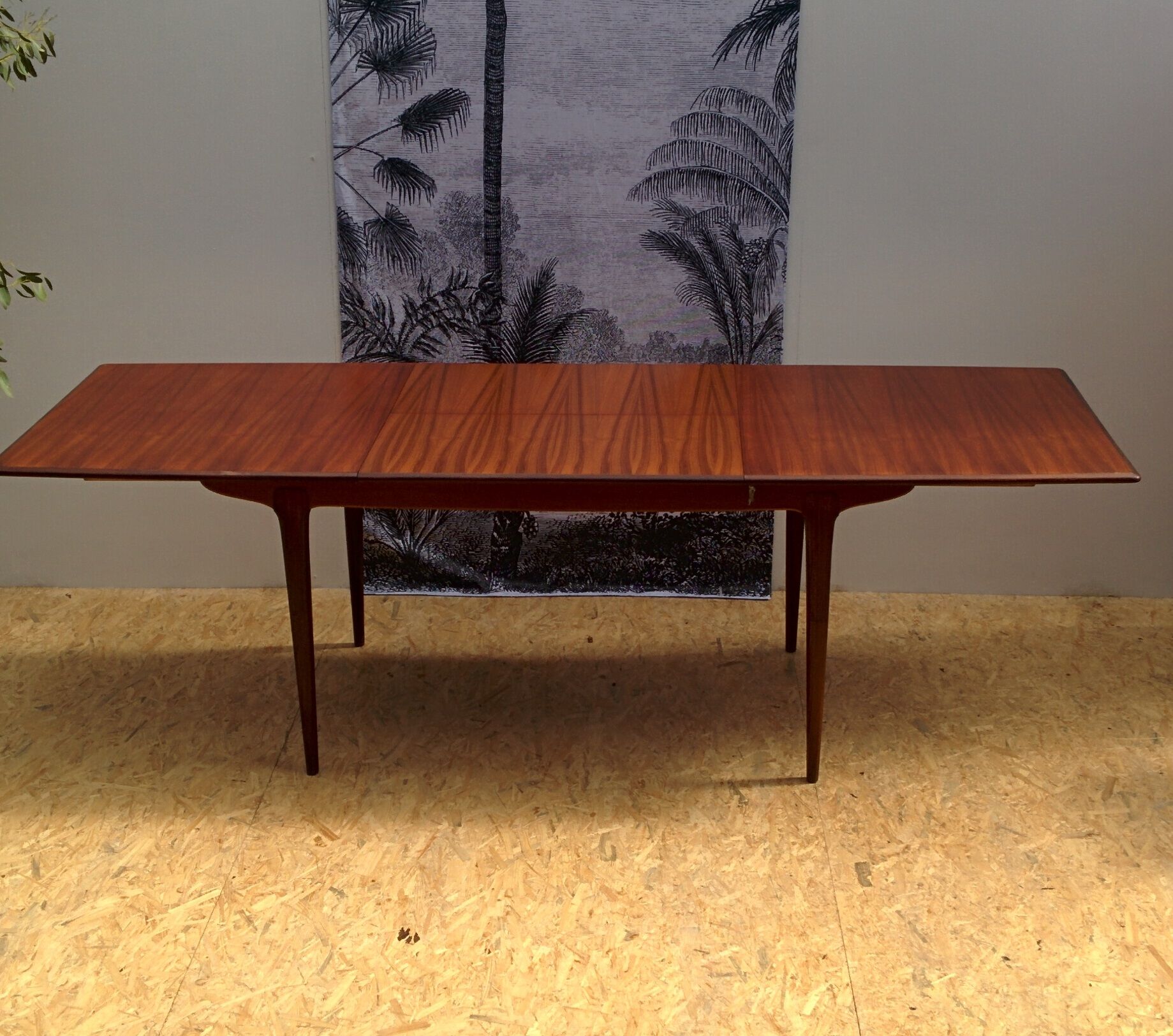 Extendable scandinavian table