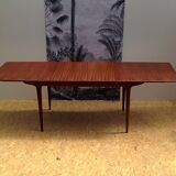 Extendable scandinavian table