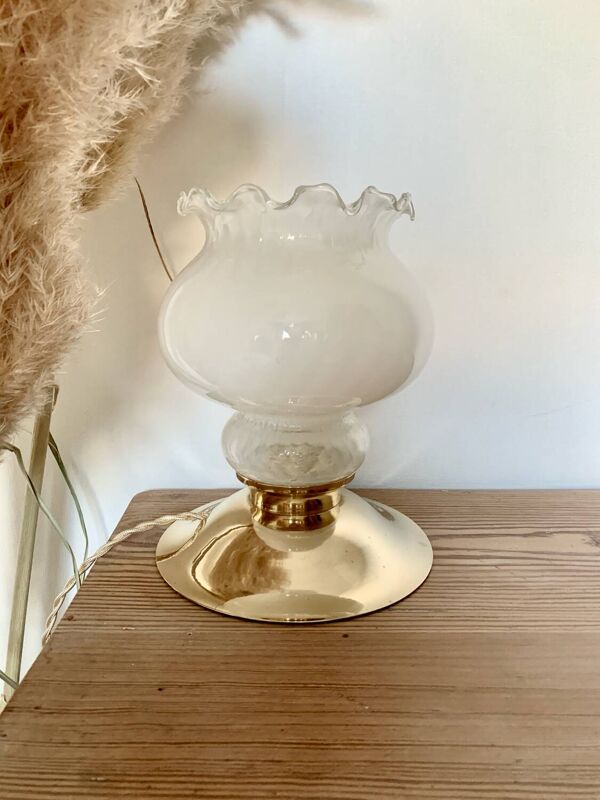 Lampe à poser vintage avec globe blanc et base en laiton ancien - Éclairage élégant avec fil doré tressé