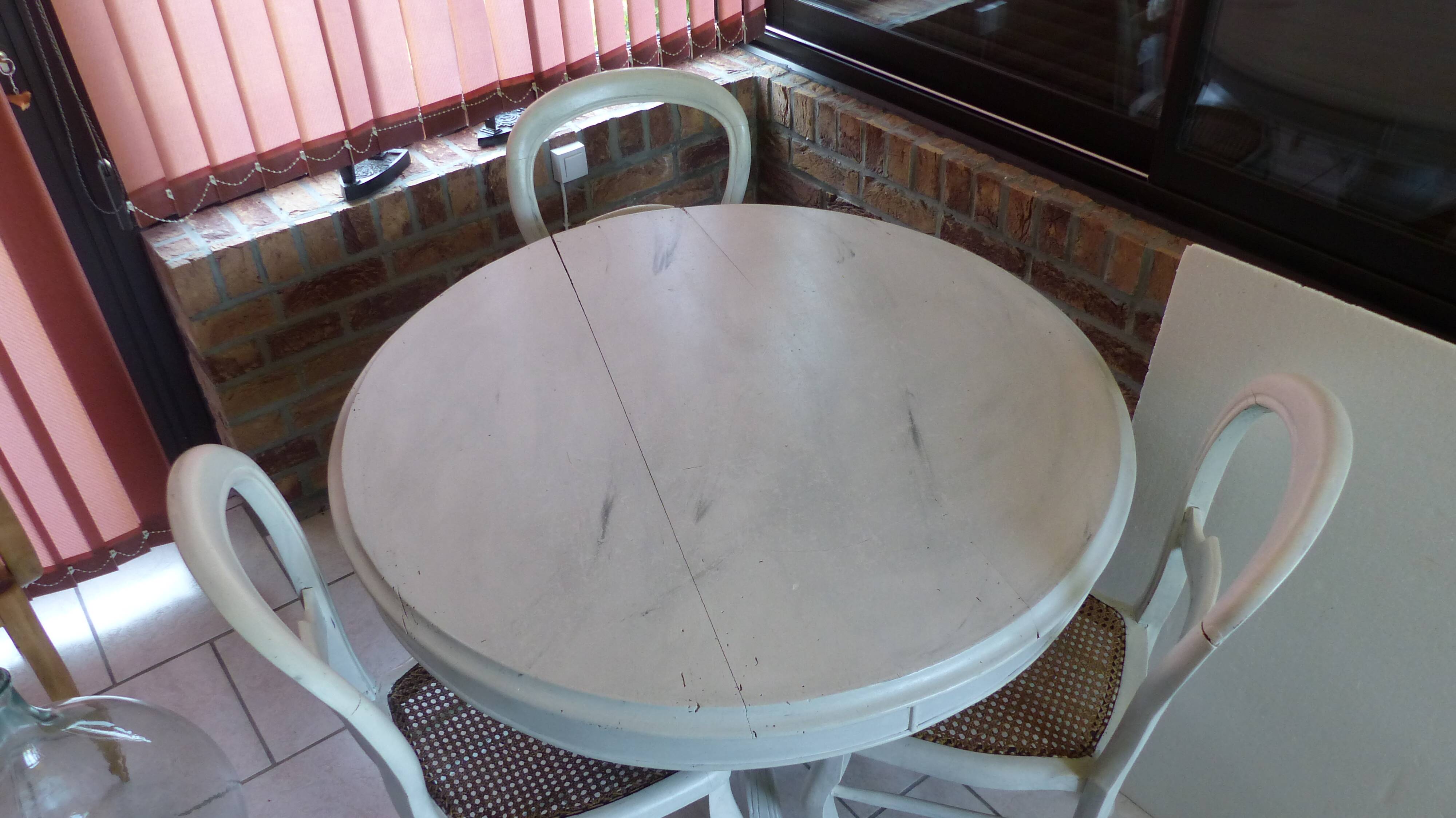 Round table & 3 chairs