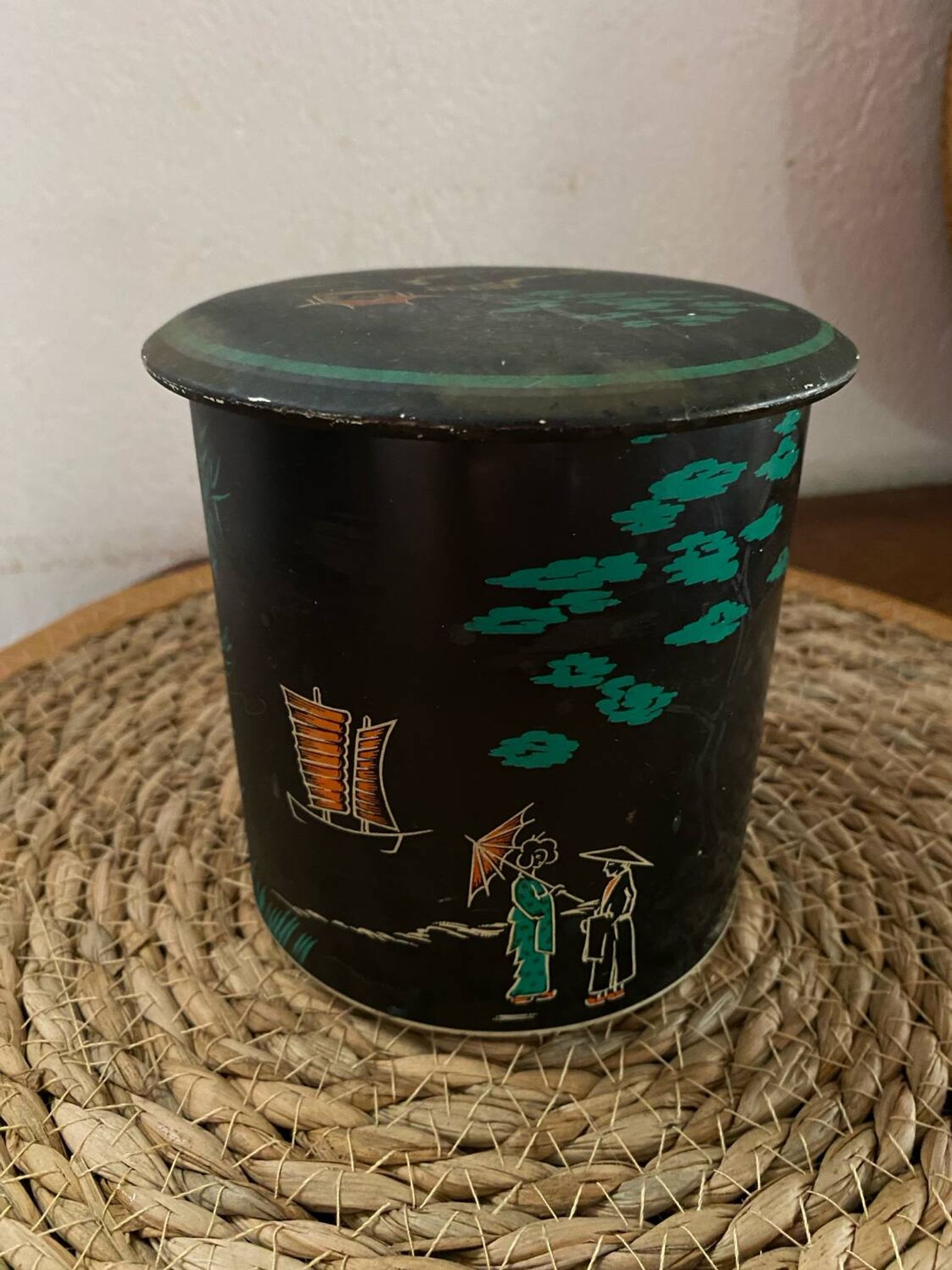 Boîte en tôle motif japonisant années 40.