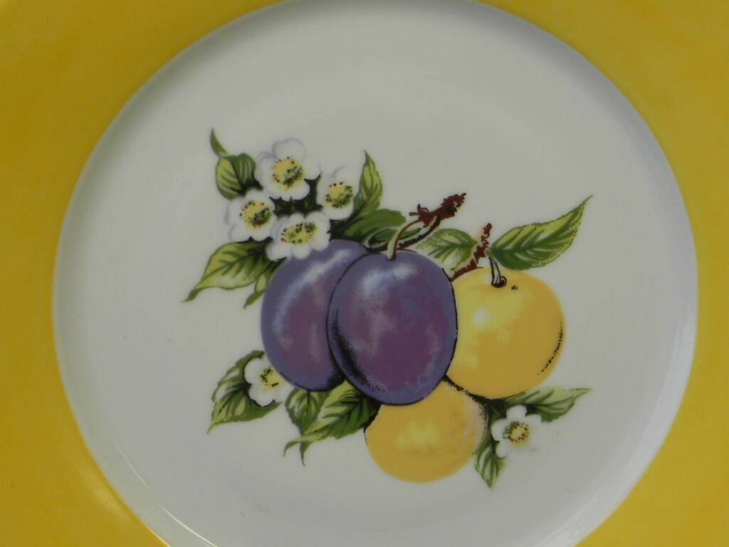 6 flat plates in porcelain from LIMOGES. Fruit decoration.