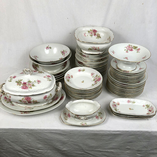 Limoges porcelain service decorated with flowers, mid XXth 57 pieces