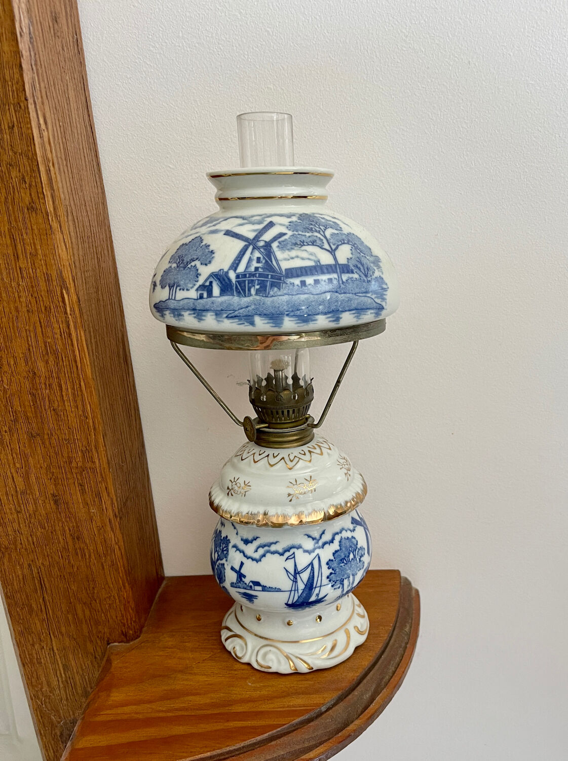 Lampe à pétrole en porcelaine de delphe