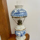 Lampe à pétrole en porcelaine de delphe