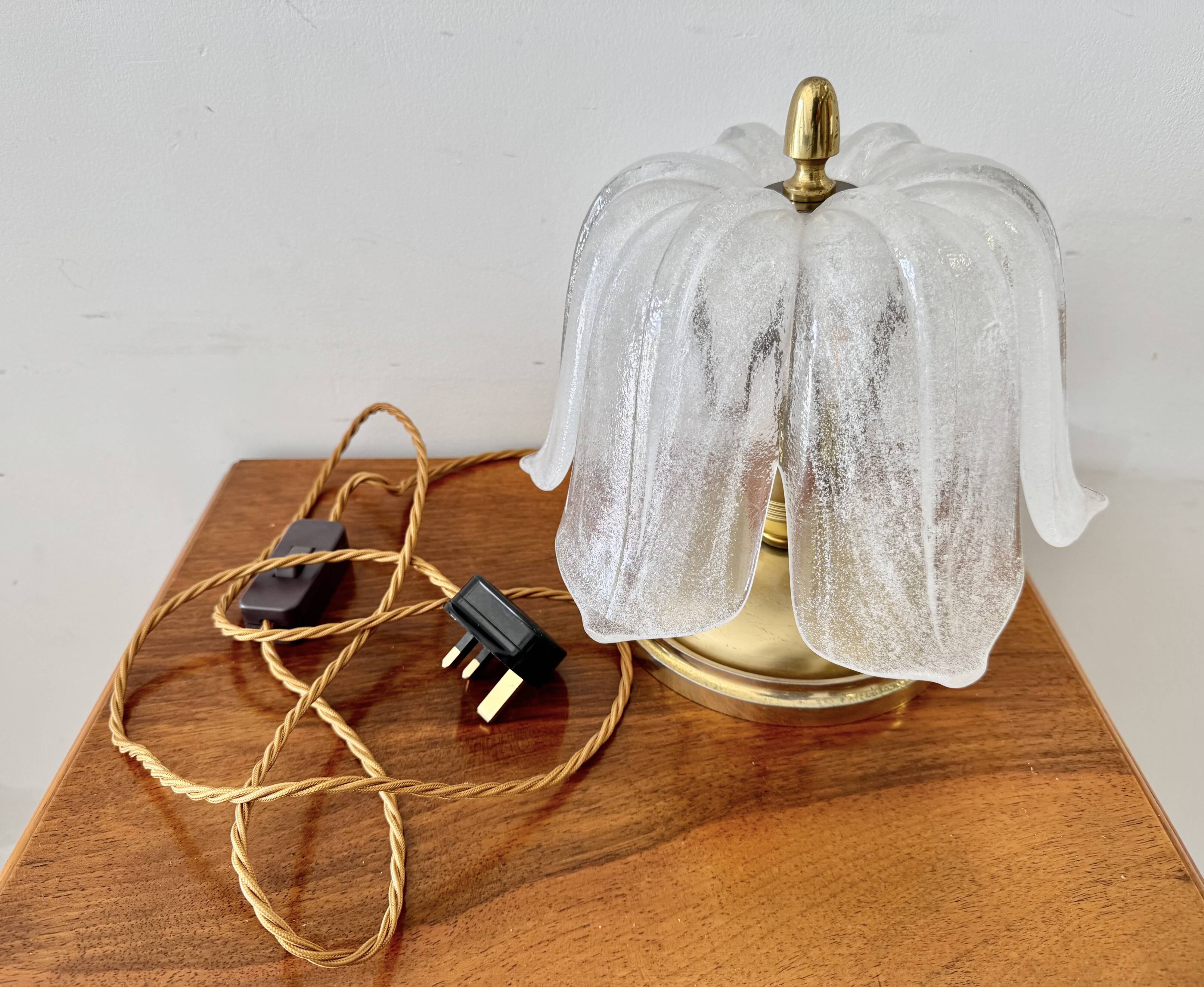 Lampe de table en laiton vintage et verre en forme de feuille