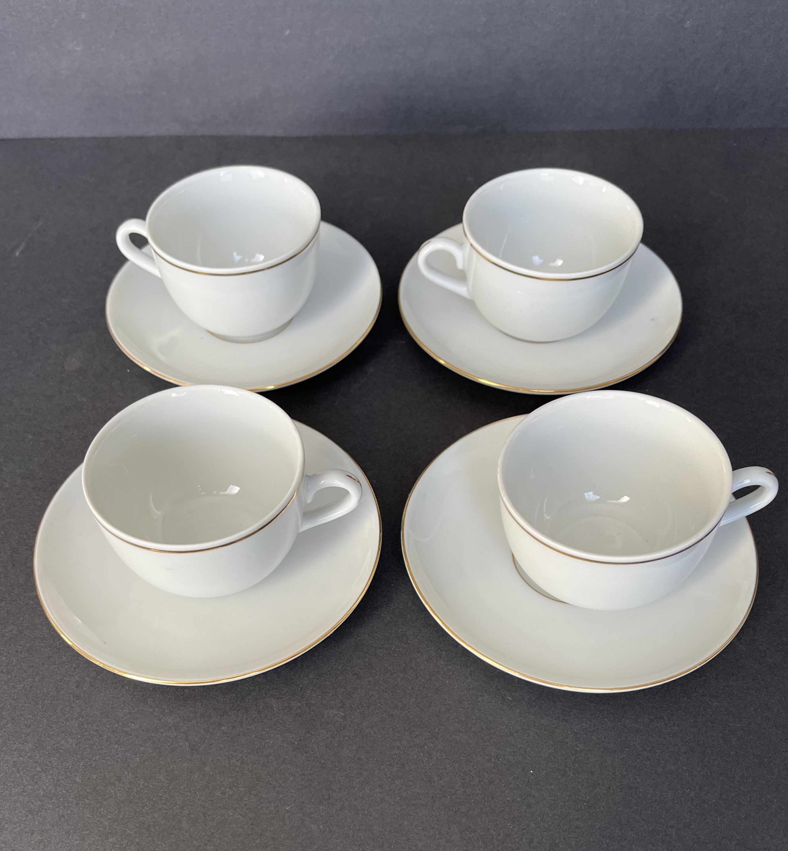 Set of 4 porcelain cups and sub-cups