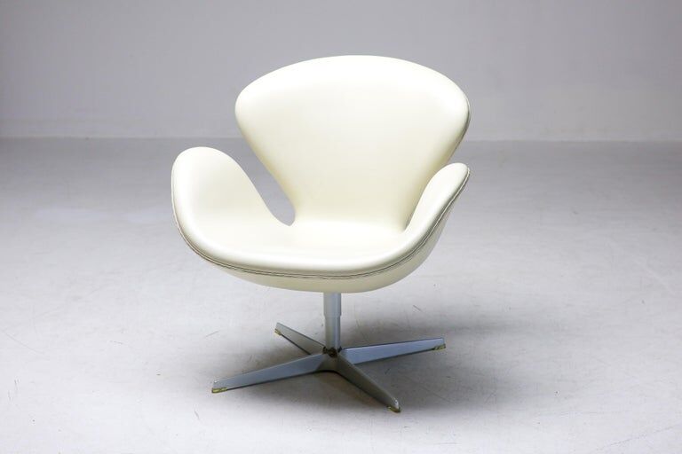 Arne Jacobsen – Swan Chair 50th Anniversary, champagne, limited edition, 2008