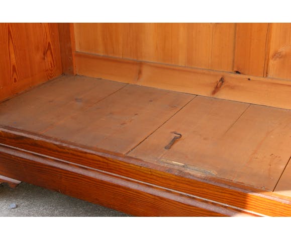 Low wardrobe with closet and drawers