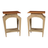 Une paire de tables de chevet peintes au design des années 80.