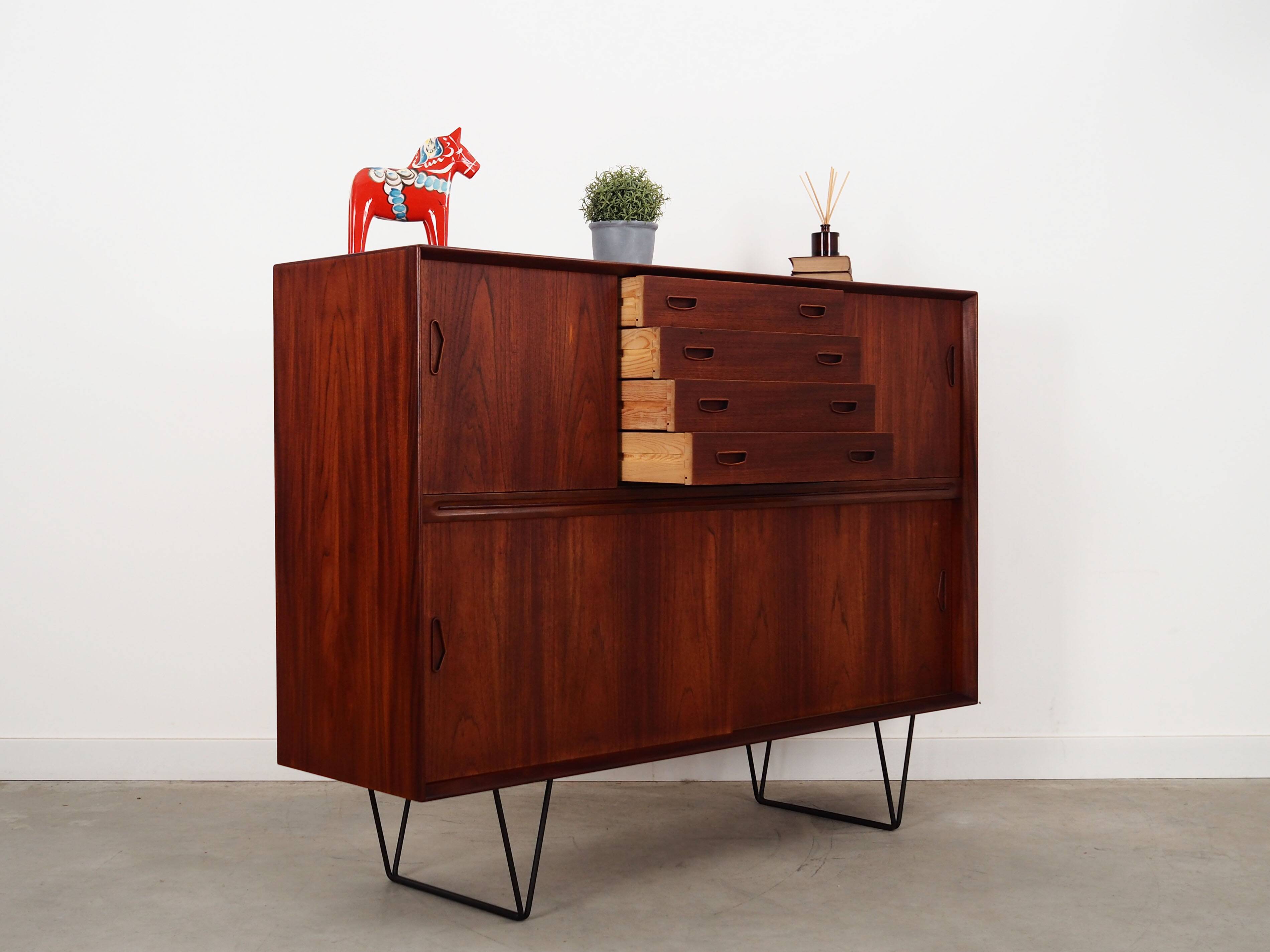Buffet haut en teck, design danois, années 1970, production : Danemark