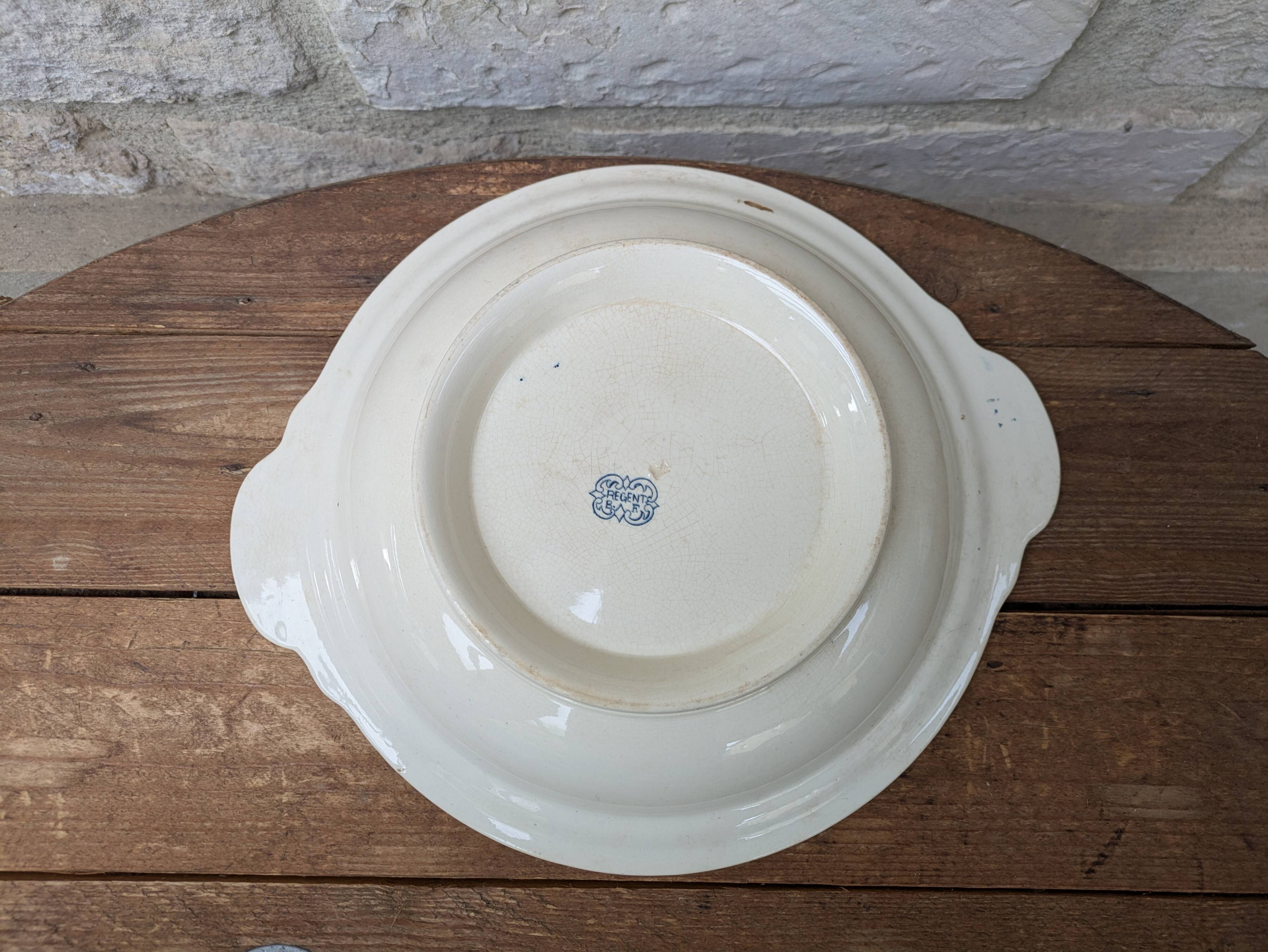 Shallow round plate Boch Frères model Regent with arabesque and foliage decoration.