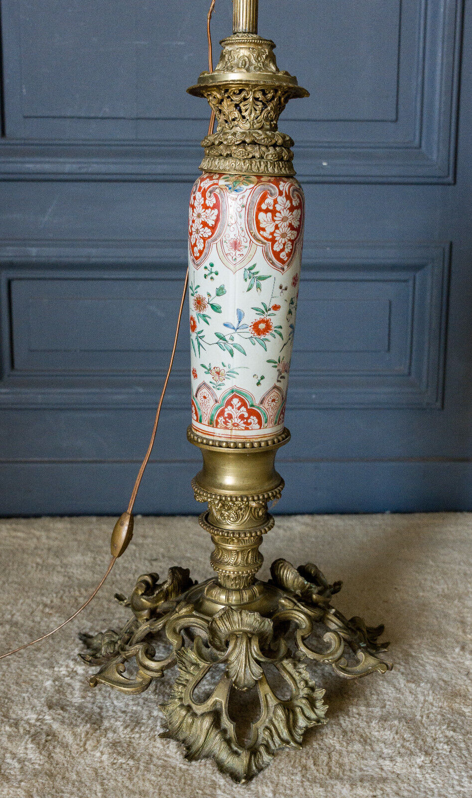 Lampadaire en bronze et porcelaine Milieu XXe Style Louis XV