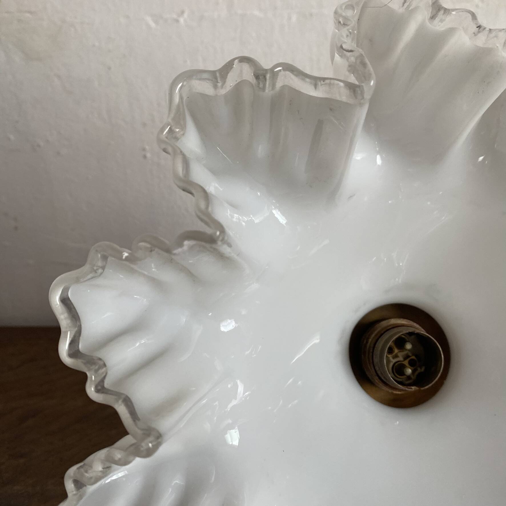 Ancien plafonnier opaline dentelée