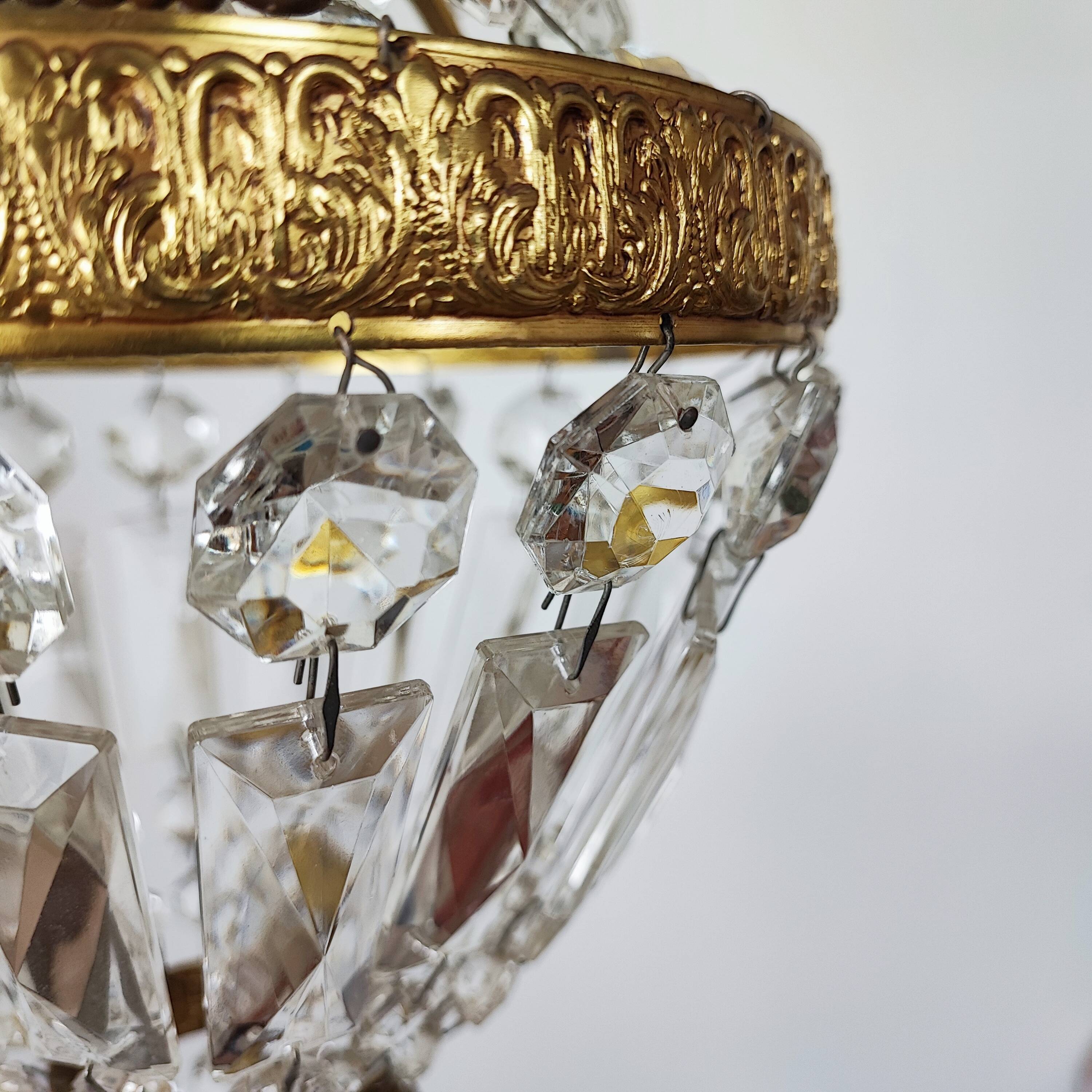 Balloon chandelier with pendants