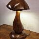 Lampe de table champignon en bois sculpté à la main avec LED intégrée