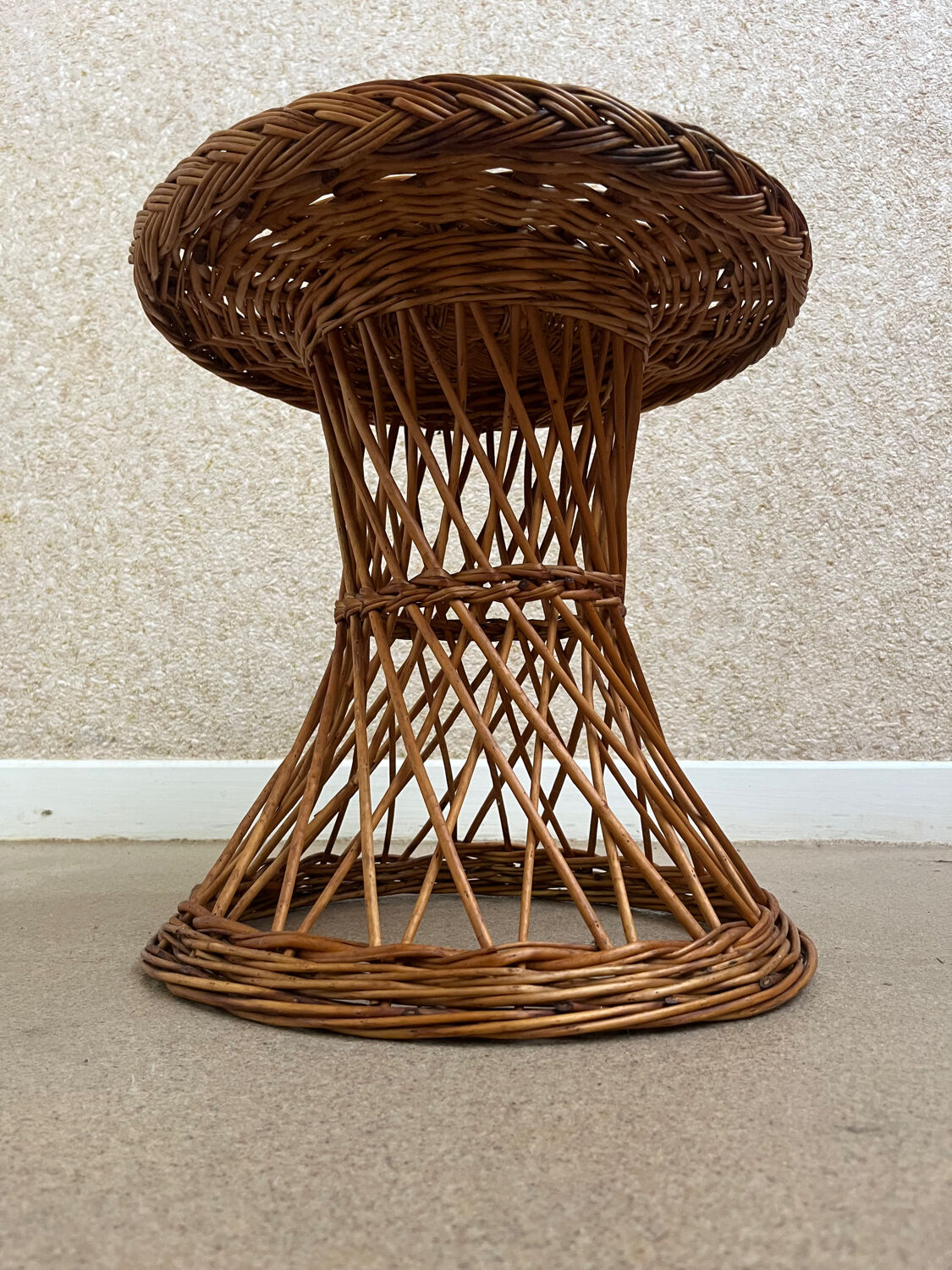 Table ronde d’appoint ou bout de canapé on osier tressé