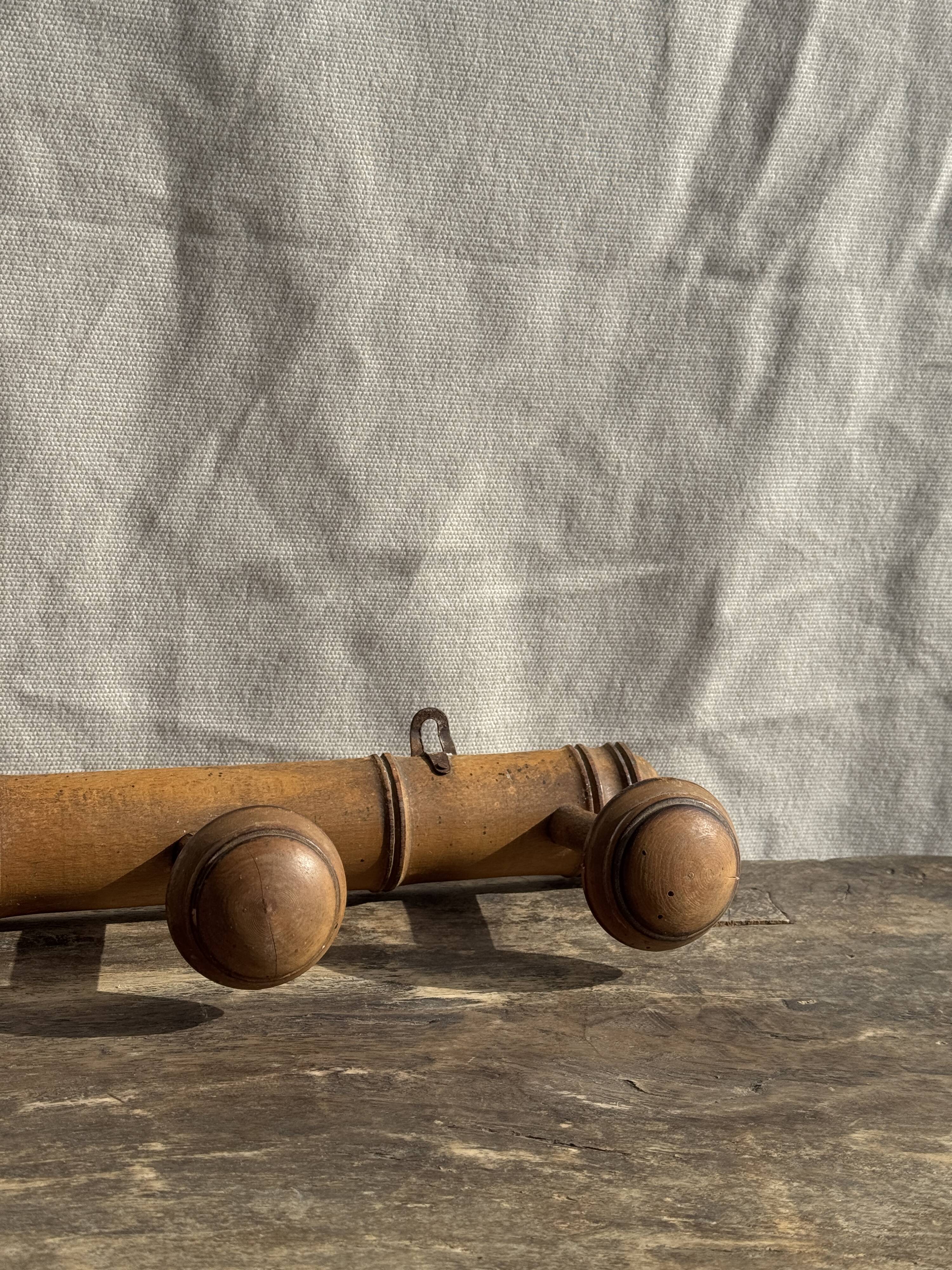 Large vintage wooden coat rack with 6 bamboo effect hooks L79