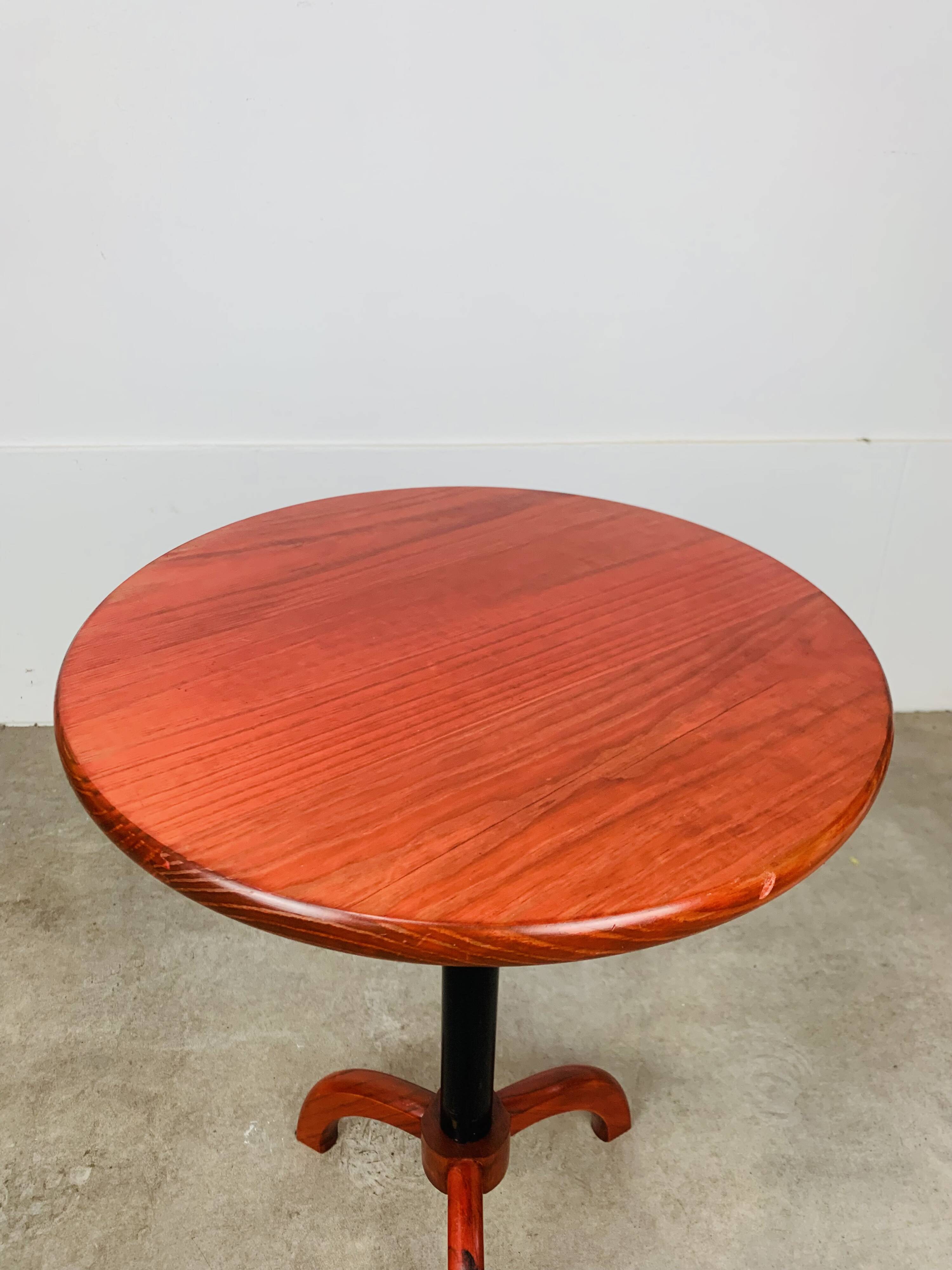Table d'appoint tripode vintage en bois rouge et noir