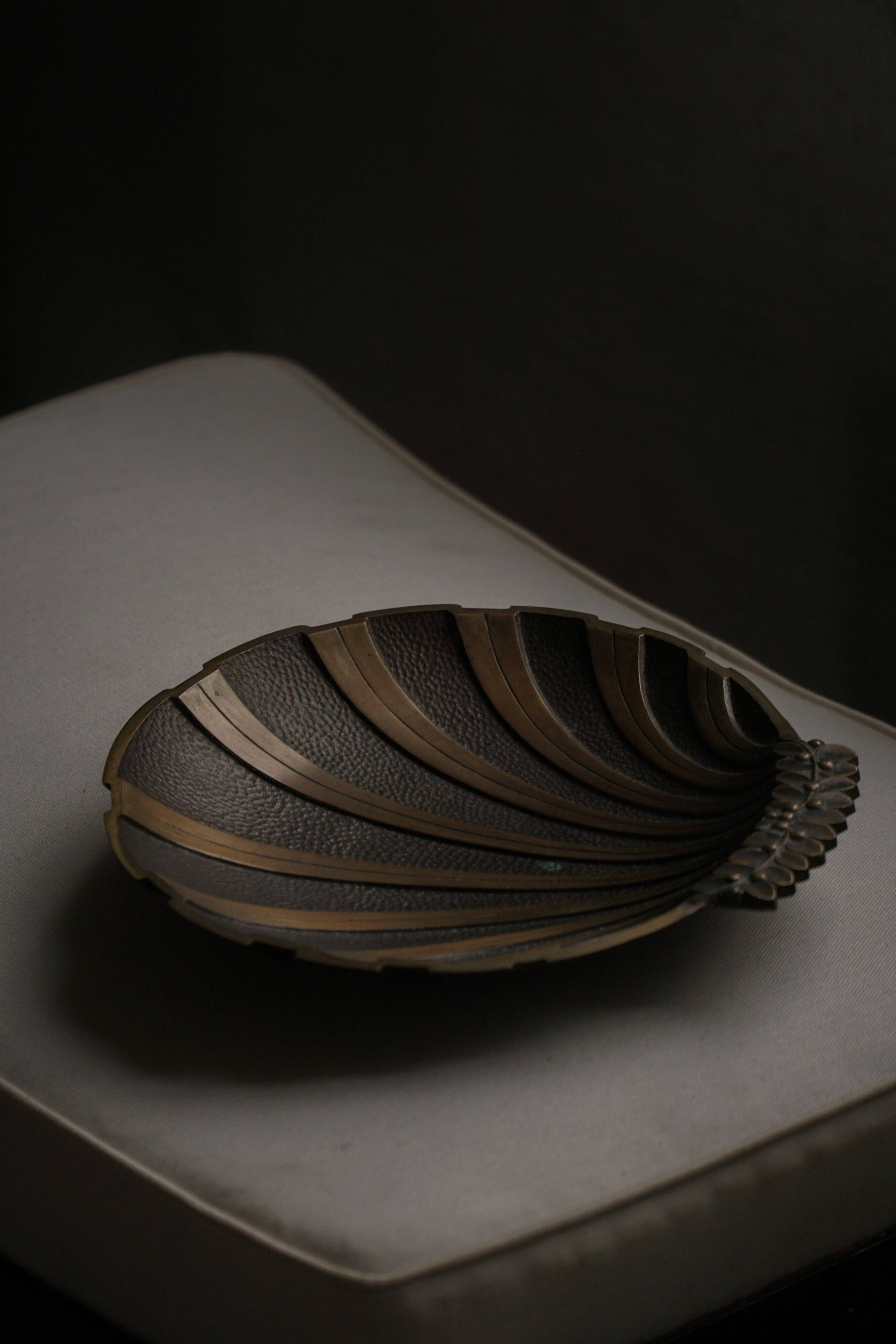 Danish Art Deco decorative shell bowl in bronze, 1930s–1940s.