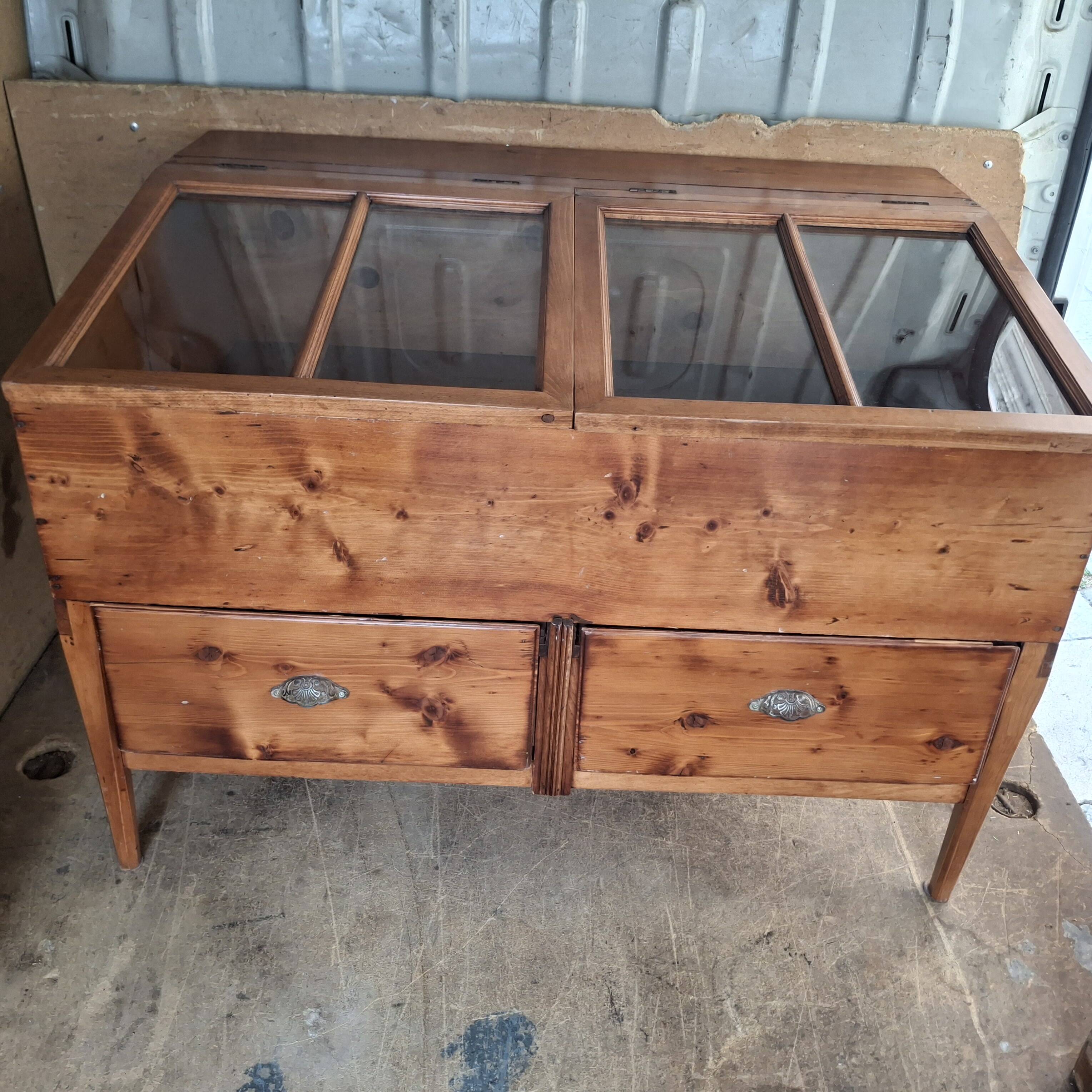 Ancienne vitrine de magasin.  Meuble de métier.