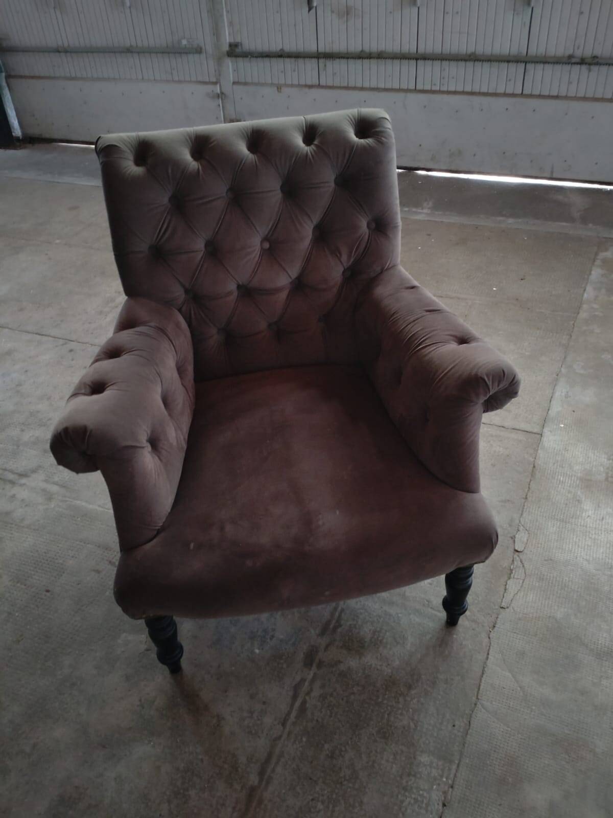 Buttoned armchair