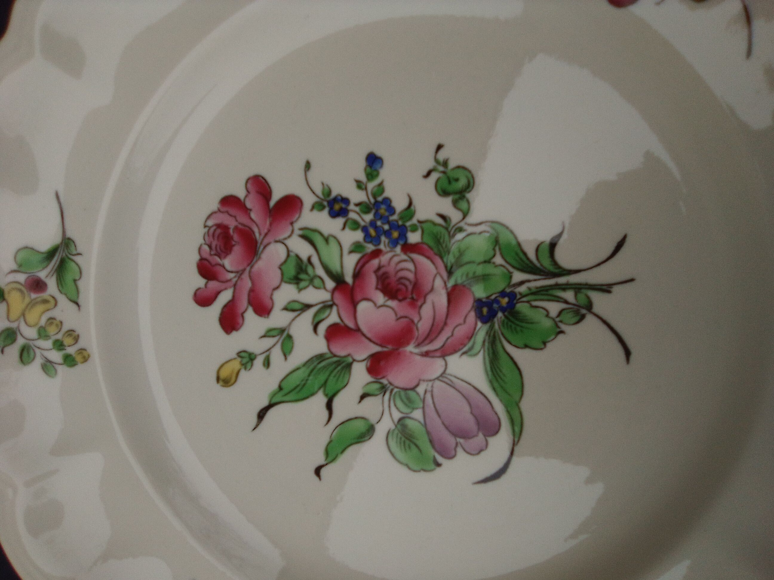 Assiette en faïence Keller Guerin Lunéville (KG)  motif fleurs diam 24,5 cm