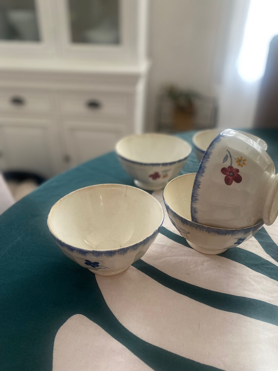 Discover a set of two mini bowls from the famous MARY LOU series.