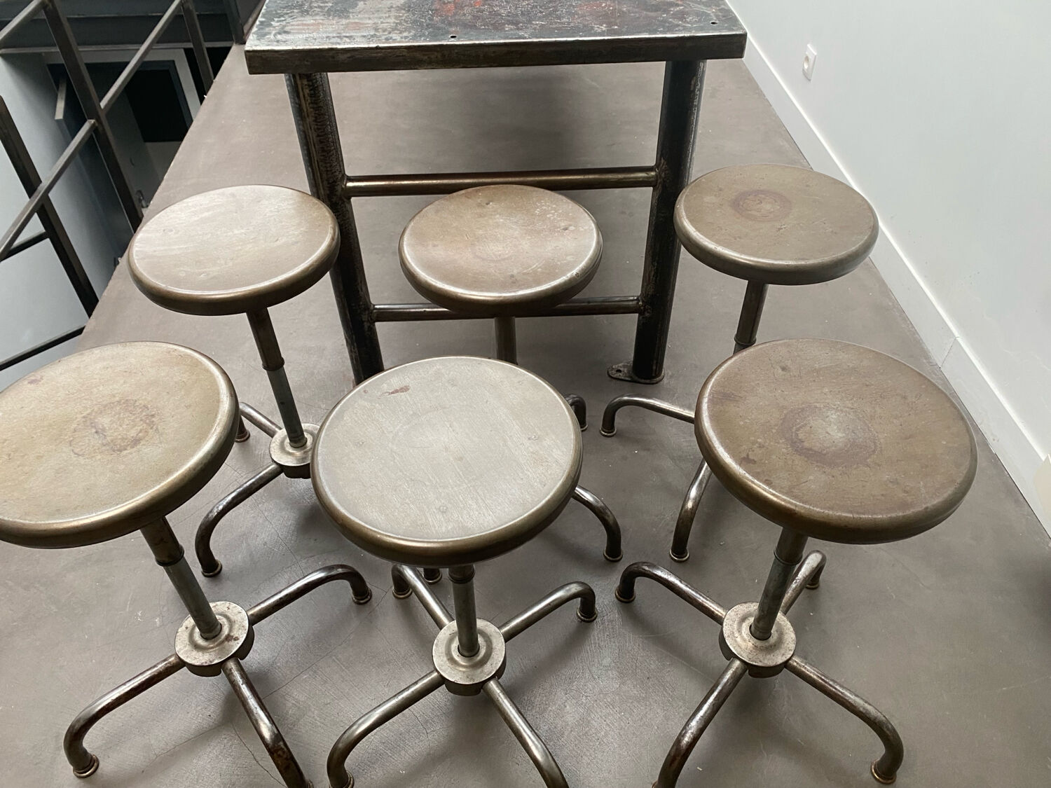 Industrial table with 6 pneumatic stools.