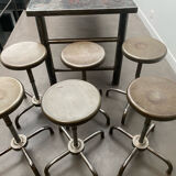 Industrial table with 6 pneumatic stools.