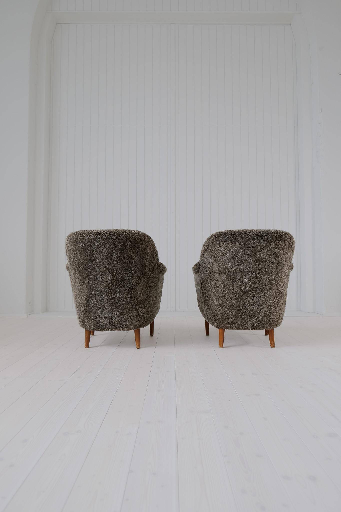 Samspel lounge chairs in sheepskin/mouton modernist mid-century by Carl Malmsten.