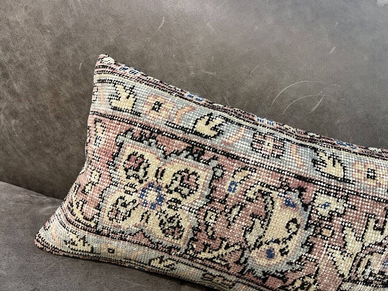 Coussin en tapis antique tissé à la main