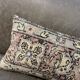 Coussin en tapis antique tissé à la main