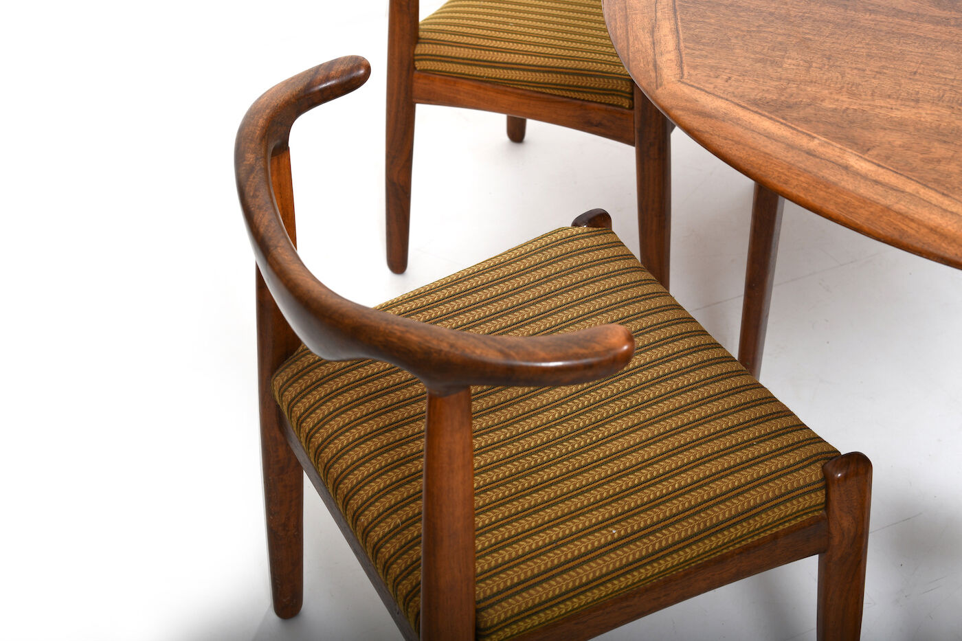 Chaises Cowhorn  et table par Svend Aage Madsen