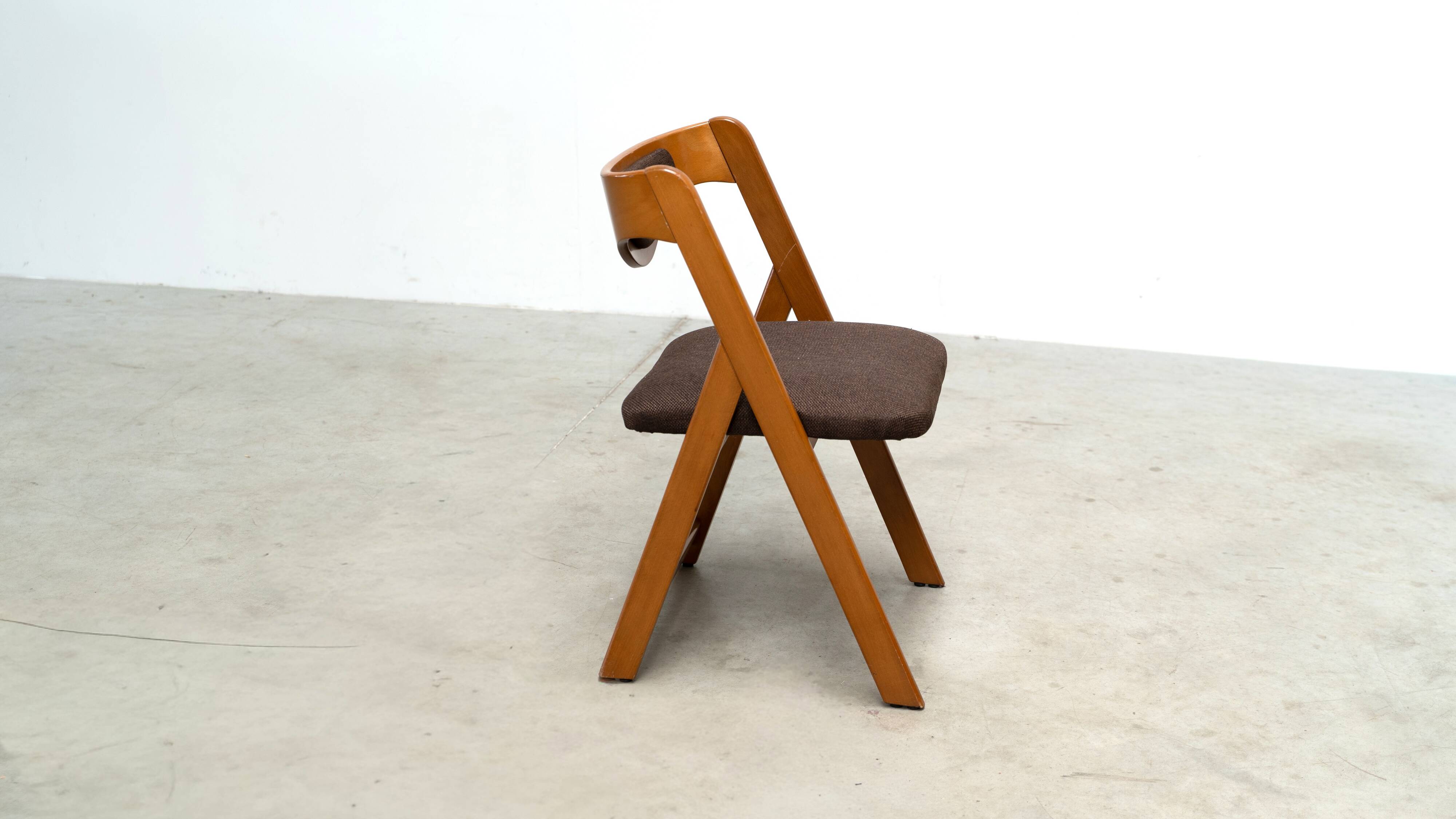 Ensemble de six chaises de salle à manger sculpturales italiennes.