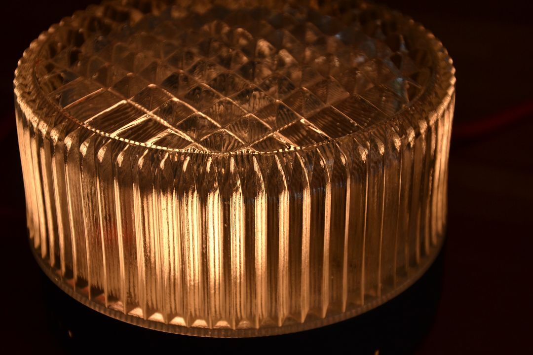 Cylindrical table lamp in chiseled glass