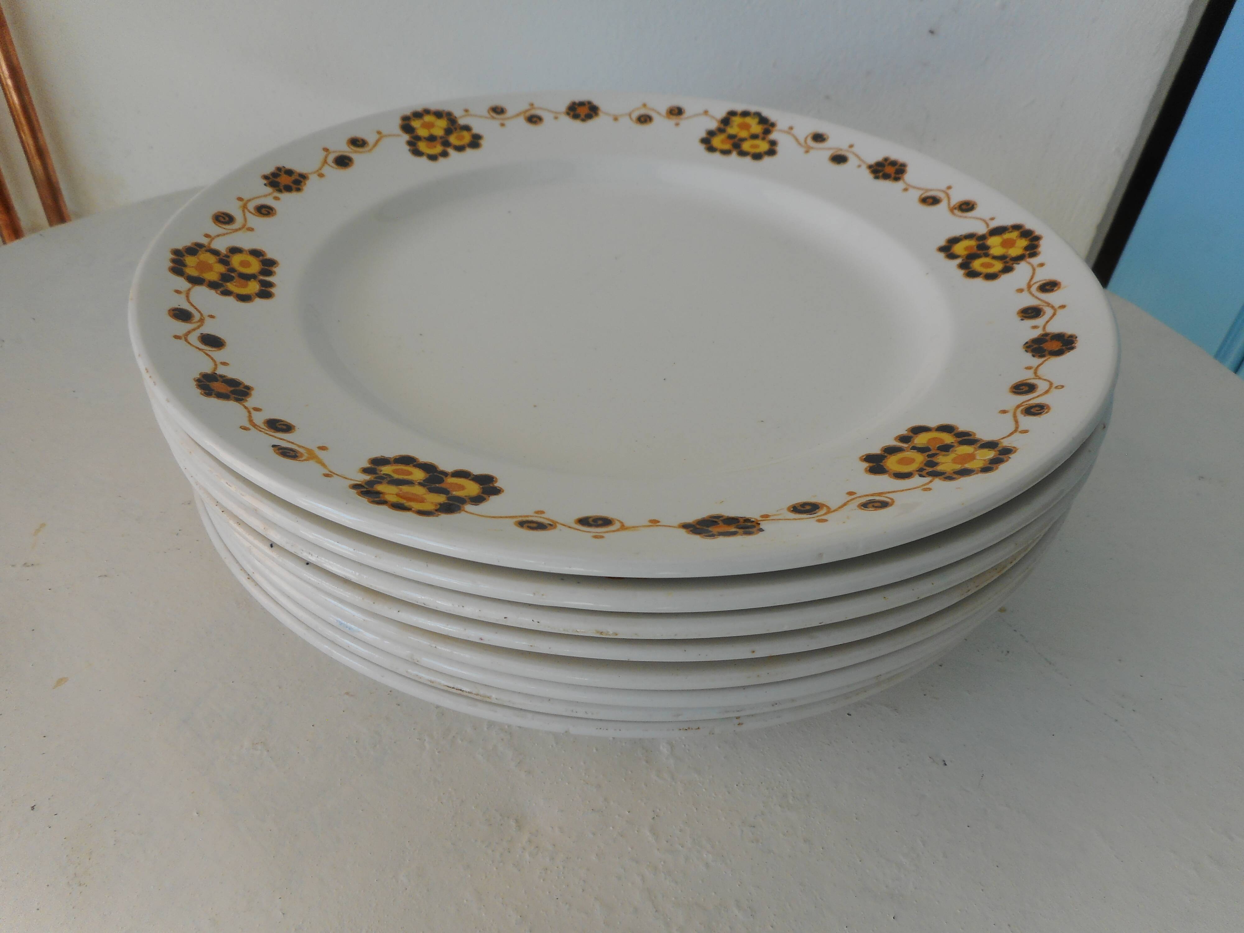 Set of 8 flat plates in Boch earthenware