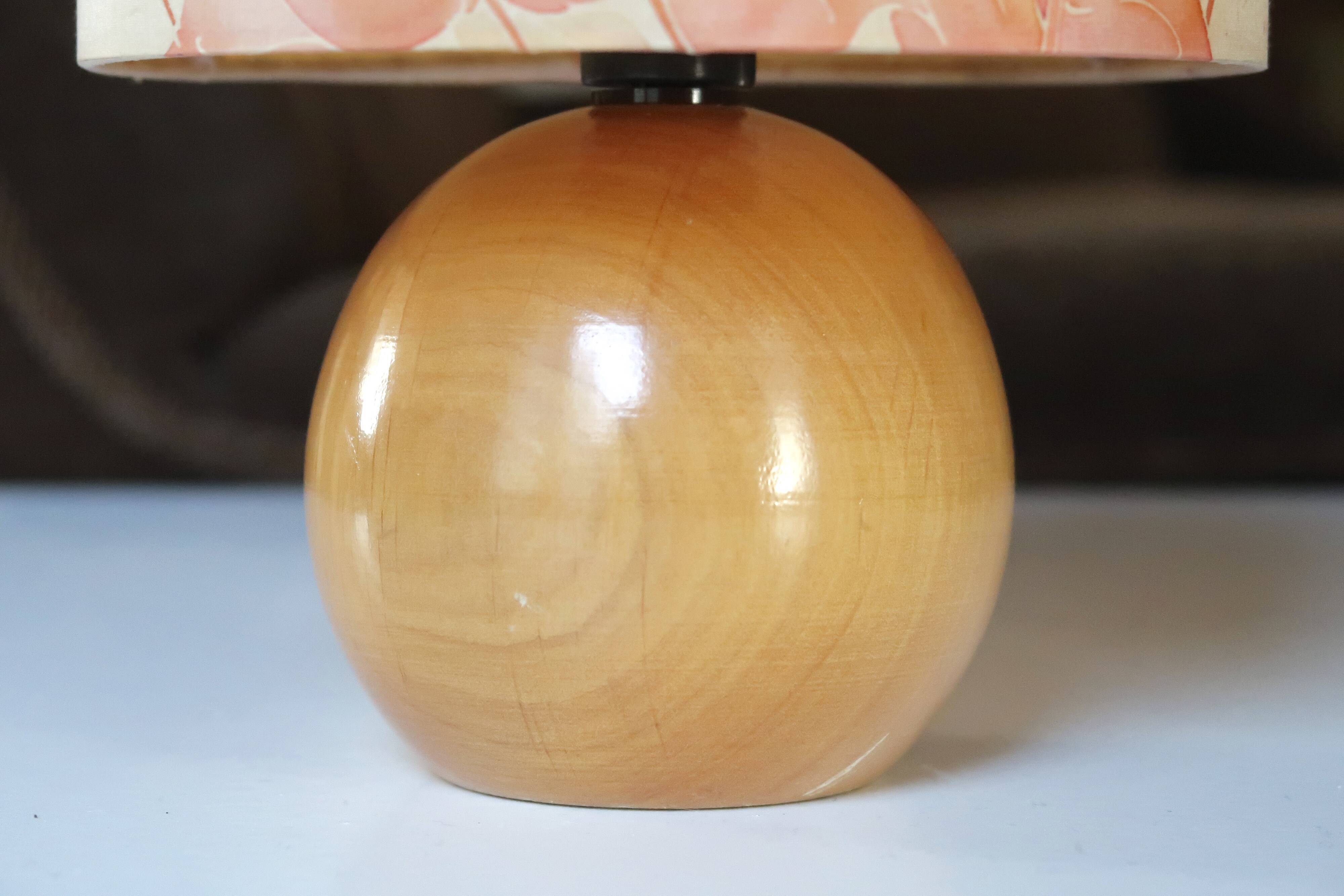 Lampe en bois blond, abat jour soie, années 70