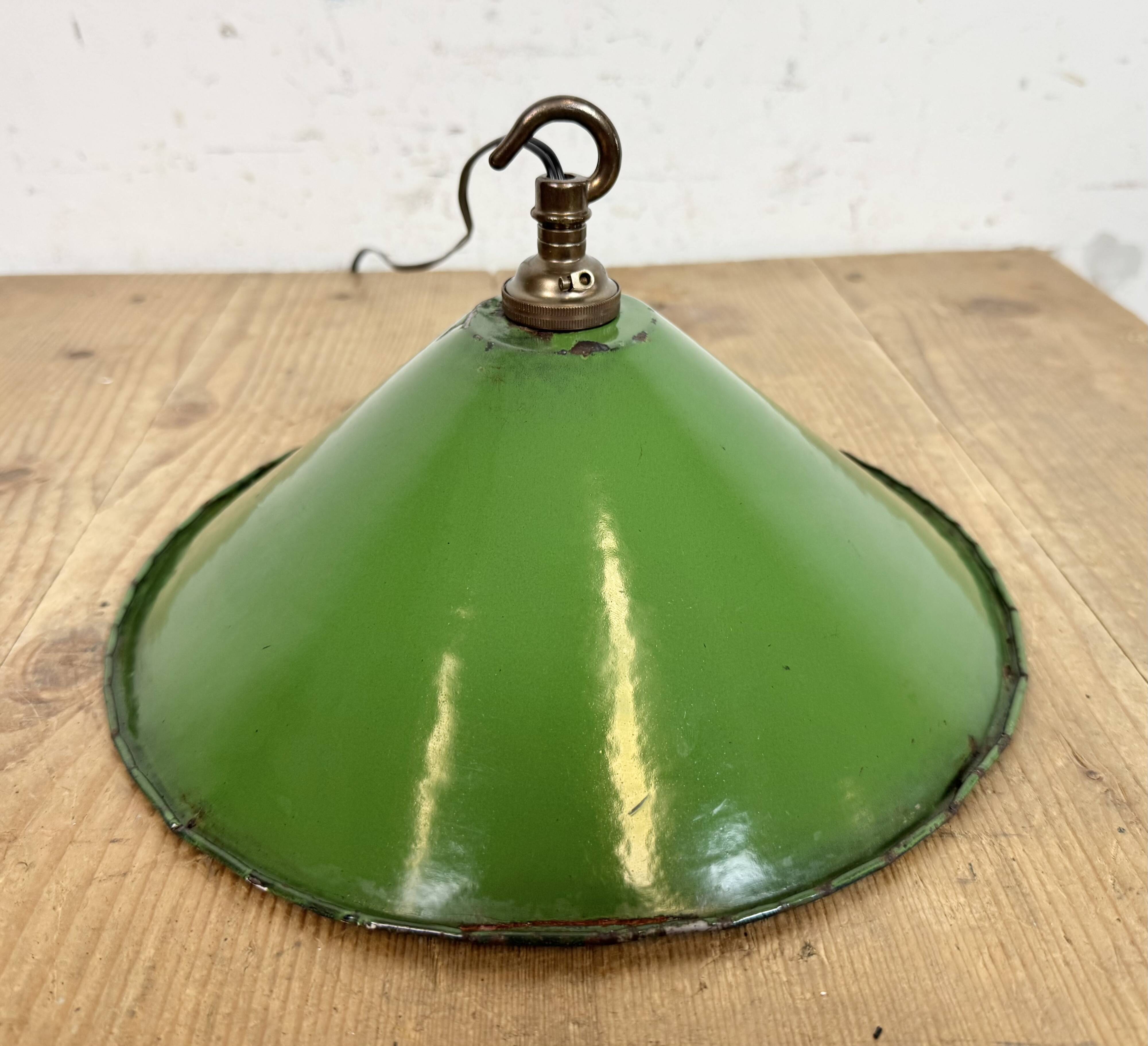 Suspension industrielle britannique en émail vert, années 1950