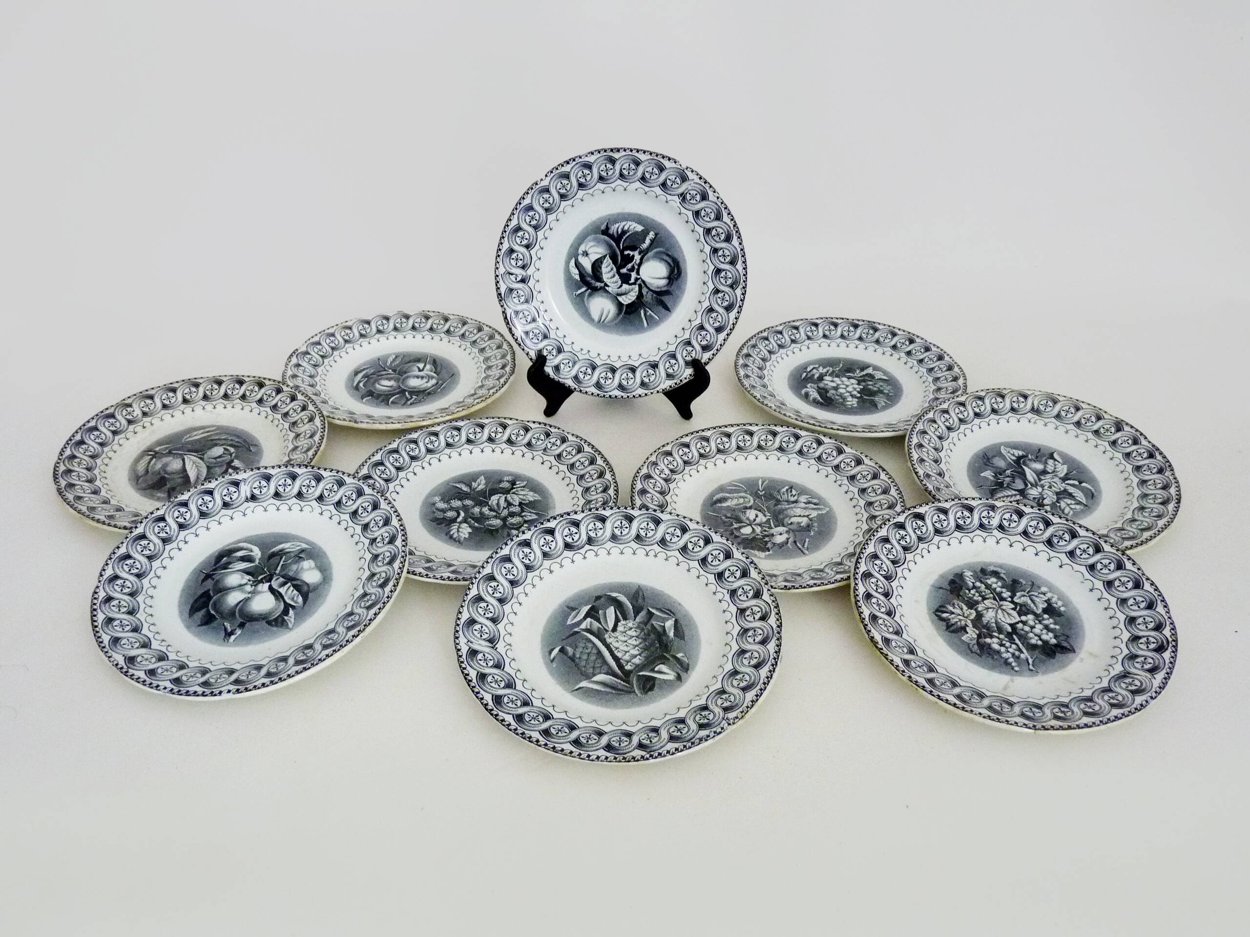 10 assiettes à dessert en faïence signées HB Choisy le roi XIXème