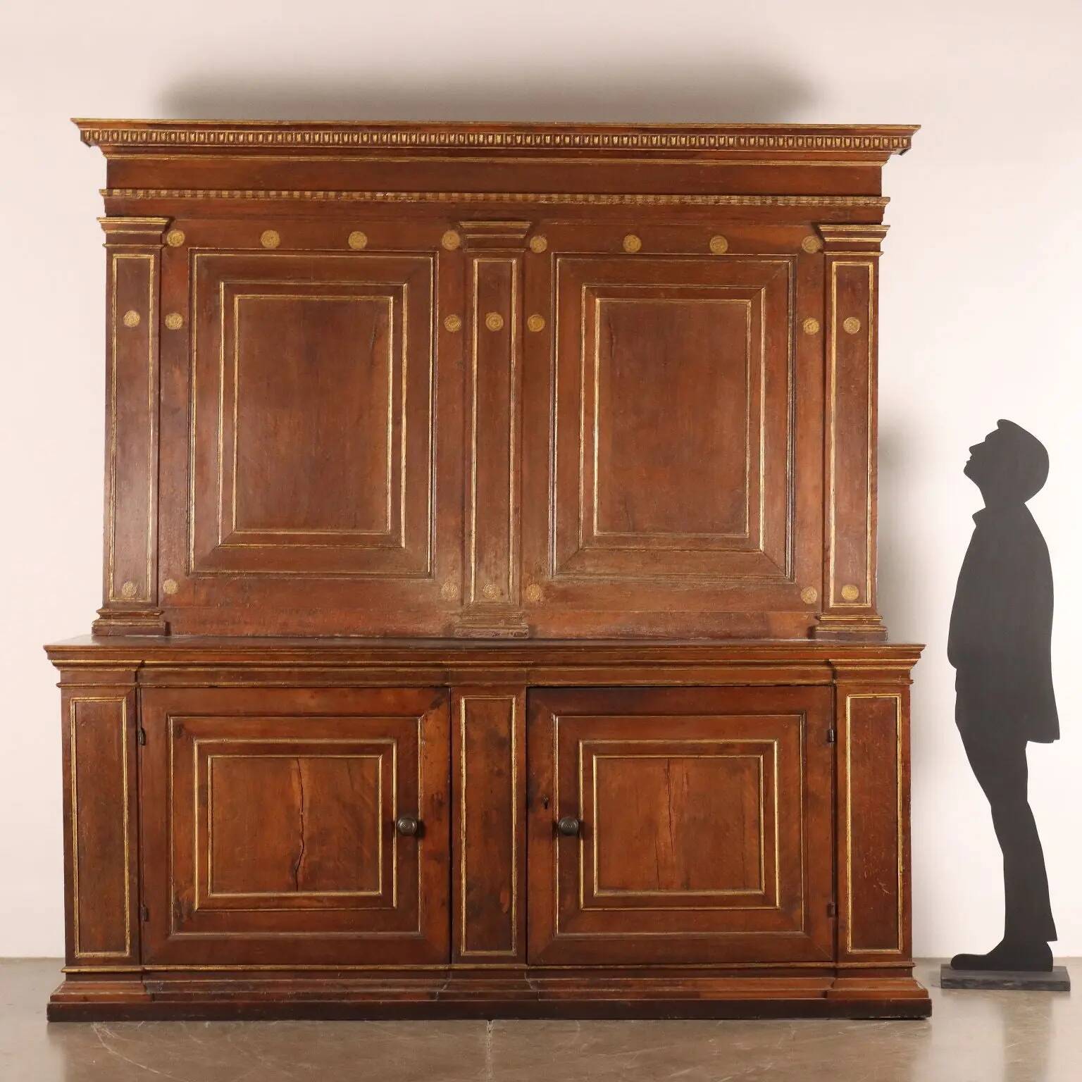 Ancien buffet avec étagère en noyer, Italie, XVIIe siècle