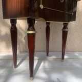 Table de chevet avec un joli décor en métal doré de style milieu de siècle.