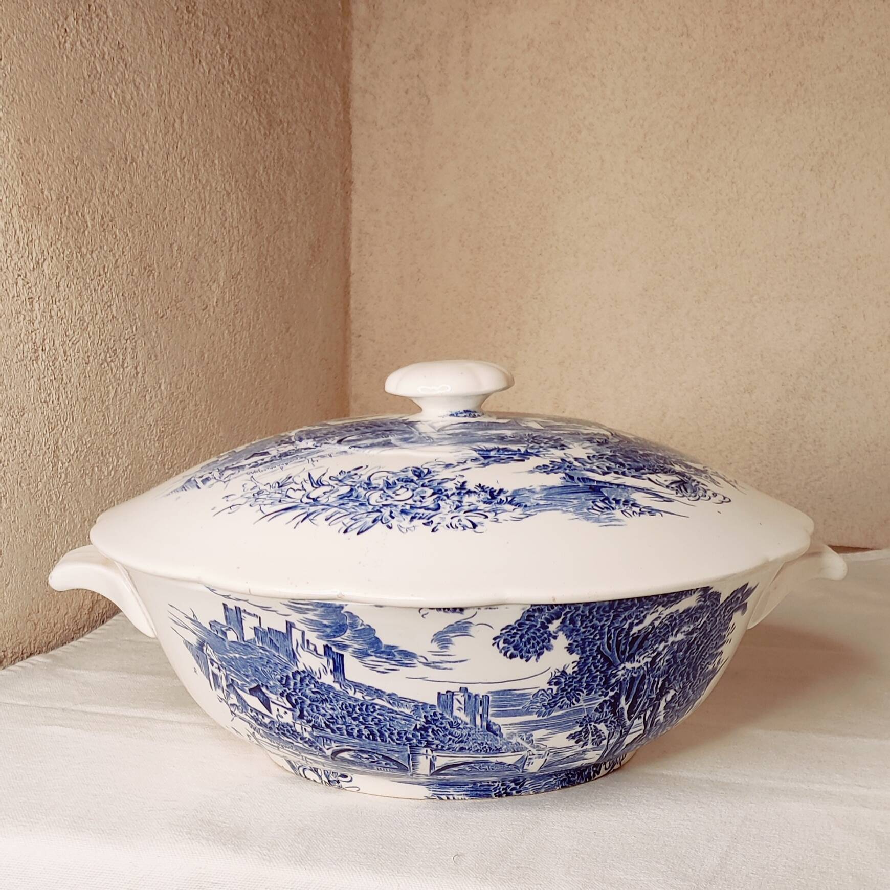 Gien x Wedgwood “Countryside” blue and white tureen – rare model