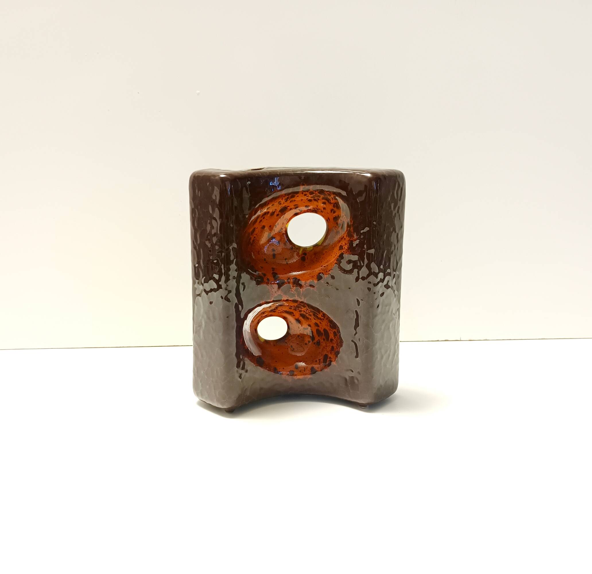Vase en céramique émaillé marron et orange postmoderne par Giovanni Bertoncello
