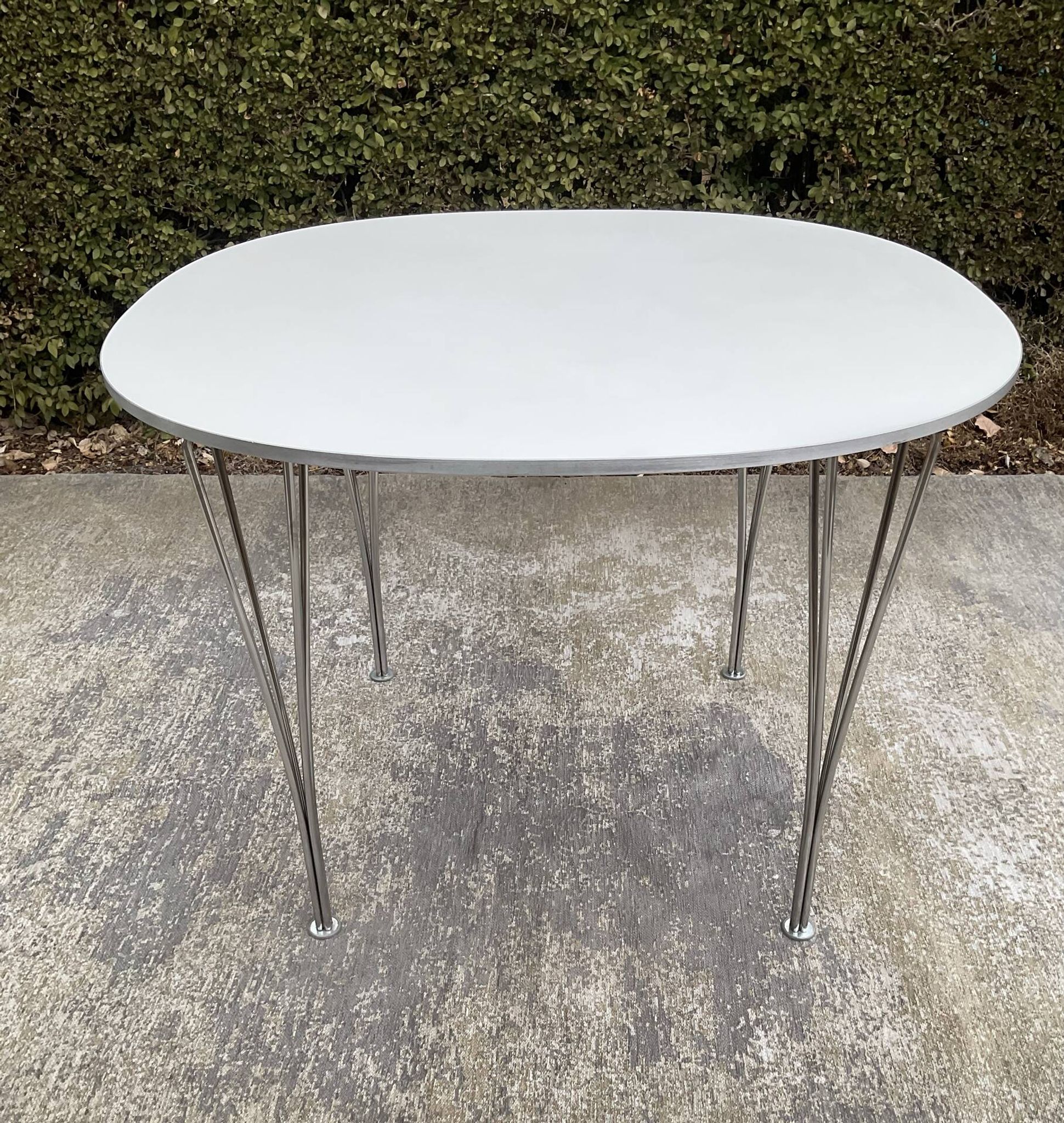 Dining table "Ellipse" by Arne Jacobsen for Fritz Hansen