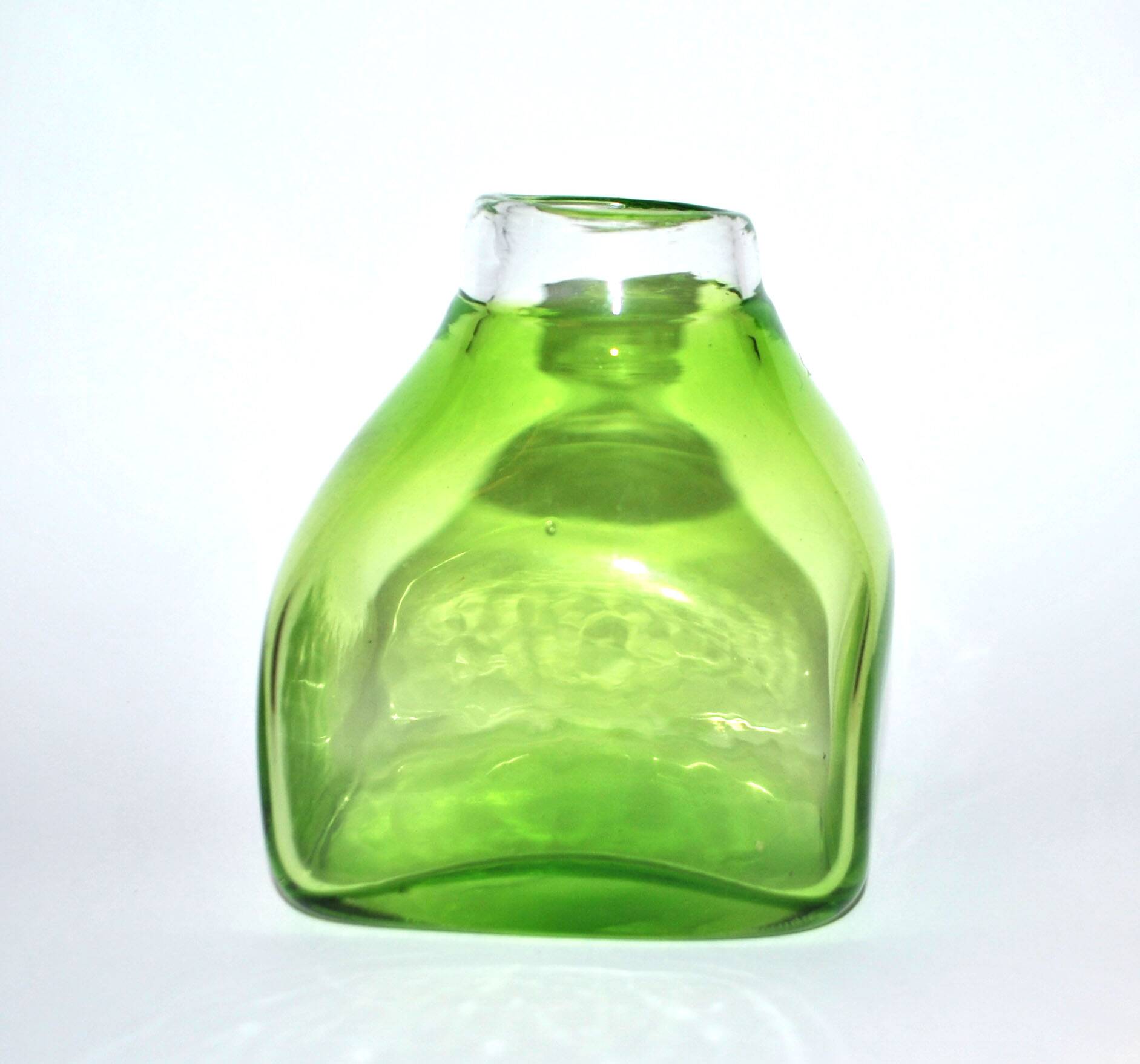 DESIGN Scandinavian vase in lined blown glass Green 1960-70 dlG Whitefriars