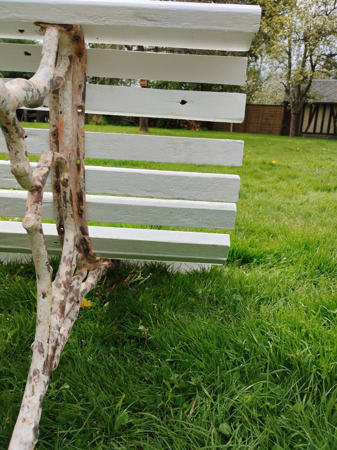 Banc de jardin avec pieds en fonte ancien